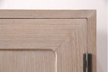 桐箪笥を収納棚にリメイク!扉の鏡とネクタイ収納を取り外し、内部中央に仕切りを入れて6枚の棚を設置。脚を取り付けて、木地色仕上げに。
