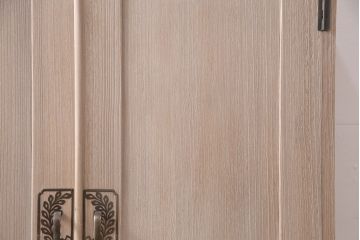 桐箪笥を収納棚にリメイク!扉の鏡とネクタイ収納を取り外し、内部中央に仕切りを入れて6枚の棚を設置。脚を取り付けて、木地色仕上げに。
