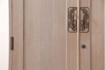 桐箪笥を収納棚にリメイク!扉の鏡とネクタイ収納を取り外し、内部中央に仕切りを入れて6枚の棚を設置。脚を取り付けて、木地色仕上げに。