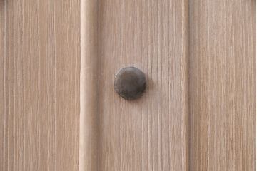 桐箪笥を収納棚にリメイク!扉の鏡とネクタイ収納を取り外し、内部中央に仕切りを入れて6枚の棚を設置。脚を取り付けて、木地色仕上げに。