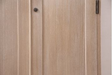 桐箪笥を収納棚にリメイク!扉の鏡とネクタイ収納を取り外し、内部中央に仕切りを入れて6枚の棚を設置。脚を取り付けて、木地色仕上げに。