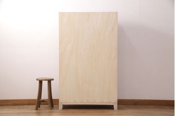 桐箪笥を収納棚にリメイク!扉の鏡とネクタイ収納を取り外し、内部中央に仕切りを入れて6枚の棚を設置。脚を取り付けて、木地色仕上げに。
