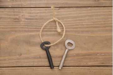 桐箪笥を収納棚にリメイク!扉の鏡とネクタイ収納を取り外し、内部中央に仕切りを入れて6枚の棚を設置。脚を取り付けて、木地色仕上げに。