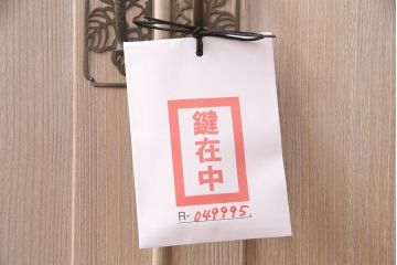 桐箪笥を収納棚にリメイク!扉の鏡とネクタイ収納を取り外し、内部中央に仕切りを入れて6枚の棚を設置。脚を取り付けて、木地色仕上げに。