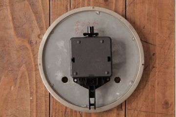 掛け時計を綺麗に再生!高品質リペアを施し、電池式ムーブメントを取り付け。曲がった文字盤を矯正し、クリーニングと自然な着色で仕上げ。