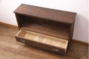 桐箪笥をリビングボードにリメイク!奥行きをリサイズし、上段・中段の間の板を抜いてオープンラックに。ヒノキ無垢材の天板と木製脚を取り付けて、オーク系で着色仕上げ。