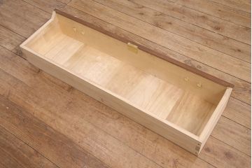 桐箪笥をリビングボードにリメイク!奥行きをリサイズし、上段・中段の間の板を抜いてオープンラックに。ヒノキ無垢材の天板と木製脚を取り付けて、オーク系で着色仕上げ。
