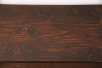 桐箪笥をリビングボードにリメイク!奥行きをリサイズし、上段・中段の間の板を抜いてオープンラックに。ヒノキ無垢材の天板と木製脚を取り付けて、オーク系で着色仕上げ。