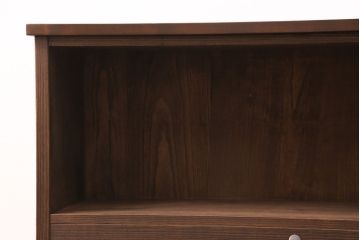 桐箪笥をリビングボードにリメイク!奥行きをリサイズし、上段・中段の間の板を抜いてオープンラックに。ヒノキ無垢材の天板と木製脚を取り付けて、オーク系で着色仕上げ。