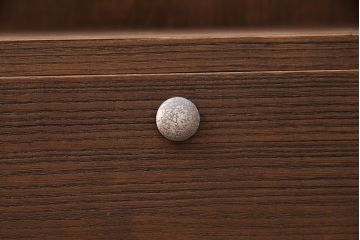 桐箪笥をリビングボードにリメイク!奥行きをリサイズし、上段・中段の間の板を抜いてオープンラックに。ヒノキ無垢材の天板と木製脚を取り付けて、オーク系で着色仕上げ。