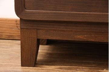 桐箪笥をリビングボードにリメイク!奥行きをリサイズし、上段・中段の間の板を抜いてオープンラックに。ヒノキ無垢材の天板と木製脚を取り付けて、オーク系で着色仕上げ。