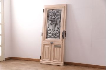 ドアの戸幅をリメイク!幅を小さくリサイズし、開き勝手を変更。ガラスを花菱模様ガラスに交換し、引手を取り付け。裏と表で異なるカラーにペイント仕上げ。