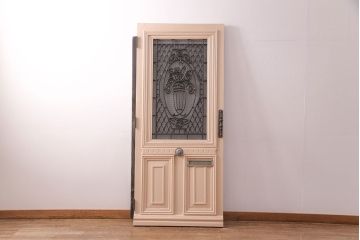ドアの戸幅をリメイク!幅を小さくリサイズし、開き勝手を変更。ガラスを花菱模様ガラスに交換し、引手を取り付け。裏と表で異なるカラーにペイント仕上げ。