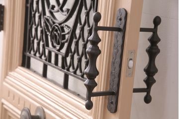 ドアの戸幅をリメイク!幅を小さくリサイズし、開き勝手を変更。ガラスを花菱模様ガラスに交換し、引手を取り付け。裏と表で異なるカラーにペイント仕上げ。