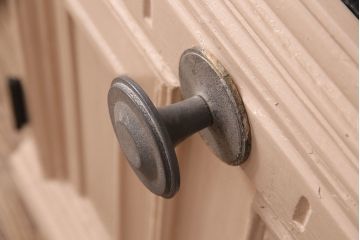 ドアの戸幅をリメイク!幅を小さくリサイズし、開き勝手を変更。ガラスを花菱模様ガラスに交換し、引手を取り付け。裏と表で異なるカラーにペイント仕上げ。