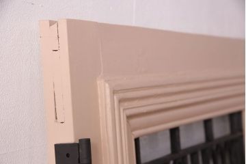 ドアの戸幅をリメイク!幅を小さくリサイズし、開き勝手を変更。ガラスを花菱模様ガラスに交換し、引手を取り付け。裏と表で異なるカラーにペイント仕上げ。
