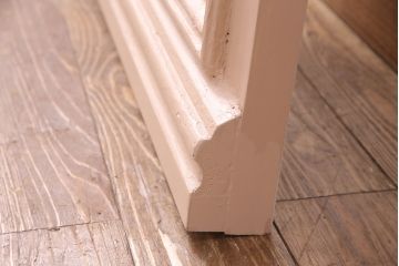 ドアの戸幅をリメイク!幅を小さくリサイズし、開き勝手を変更。ガラスを花菱模様ガラスに交換し、引手を取り付け。裏と表で異なるカラーにペイント仕上げ。
