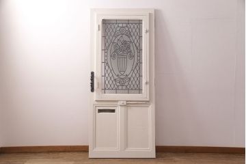 ドアの戸幅をリメイク!幅を小さくリサイズし、開き勝手を変更。ガラスを花菱模様ガラスに交換し、引手を取り付け。裏と表で異なるカラーにペイント仕上げ。