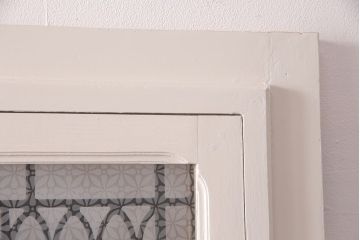 ドアの戸幅をリメイク!幅を小さくリサイズし、開き勝手を変更。ガラスを花菱模様ガラスに交換し、引手を取り付け。裏と表で異なるカラーにペイント仕上げ。