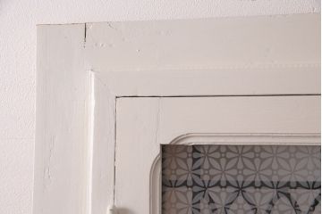 ドアの戸幅をリメイク!幅を小さくリサイズし、開き勝手を変更。ガラスを花菱模様ガラスに交換し、引手を取り付け。裏と表で異なるカラーにペイント仕上げ。