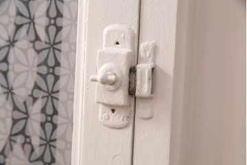 ドアの戸幅をリメイク!幅を小さくリサイズし、開き勝手を変更。ガラスを花菱模様ガラスに交換し、引手を取り付け。裏と表で異なるカラーにペイント仕上げ。