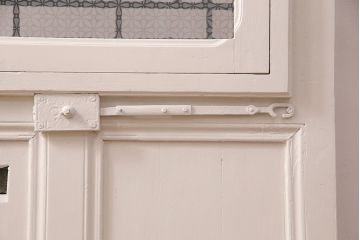 ドアの戸幅をリメイク!幅を小さくリサイズし、開き勝手を変更。ガラスを花菱模様ガラスに交換し、引手を取り付け。裏と表で異なるカラーにペイント仕上げ。