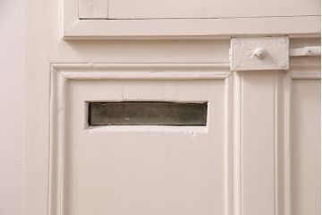 ドアの戸幅をリメイク!幅を小さくリサイズし、開き勝手を変更。ガラスを花菱模様ガラスに交換し、引手を取り付け。裏と表で異なるカラーにペイント仕上げ。
