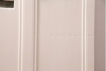 ドアの戸幅をリメイク!幅を小さくリサイズし、開き勝手を変更。ガラスを花菱模様ガラスに交換し、引手を取り付け。裏と表で異なるカラーにペイント仕上げ。