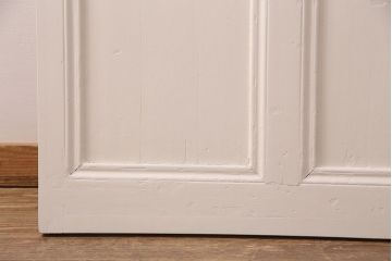 ドアの戸幅をリメイク!幅を小さくリサイズし、開き勝手を変更。ガラスを花菱模様ガラスに交換し、引手を取り付け。裏と表で異なるカラーにペイント仕上げ。