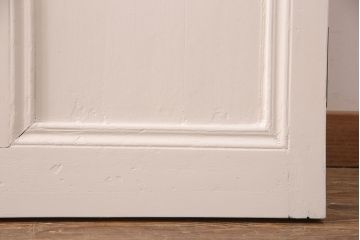 ドアの戸幅をリメイク!幅を小さくリサイズし、開き勝手を変更。ガラスを花菱模様ガラスに交換し、引手を取り付け。裏と表で異なるカラーにペイント仕上げ。