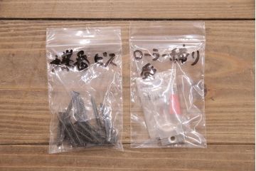 ドアの戸幅をリメイク!幅を小さくリサイズし、開き勝手を変更。ガラスを花菱模様ガラスに交換し、引手を取り付け。裏と表で異なるカラーにペイント仕上げ。