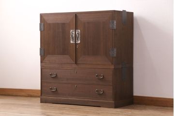 3段重ね桐箪笥をの中下段を重ね箪笥にリメイク!下段の一番下の引き出しは取り除いてリサイズ。天板を補強し、オーク系で着色仕上げ。