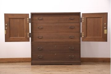 3段重ね桐箪笥をの中下段を重ね箪笥にリメイク!下段の一番下の引き出しは取り除いてリサイズ。天板を補強し、オーク系で着色仕上げ。