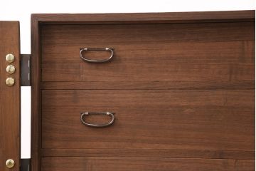 3段重ね桐箪笥をの中下段を重ね箪笥にリメイク!下段の一番下の引き出しは取り除いてリサイズ。天板を補強し、オーク系で着色仕上げ。