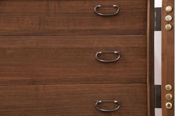 3段重ね桐箪笥をの中下段を重ね箪笥にリメイク!下段の一番下の引き出しは取り除いてリサイズ。天板を補強し、オーク系で着色仕上げ。