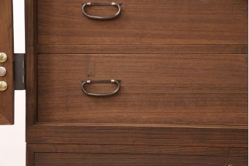 3段重ね桐箪笥をの中下段を重ね箪笥にリメイク!下段の一番下の引き出しは取り除いてリサイズ。天板を補強し、オーク系で着色仕上げ。
