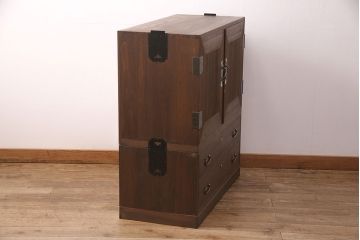 3段重ね桐箪笥をの中下段を重ね箪笥にリメイク!下段の一番下の引き出しは取り除いてリサイズ。天板を補強し、オーク系で着色仕上げ。
