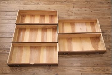 3段重ね桐箪笥をの中下段を重ね箪笥にリメイク!下段の一番下の引き出しは取り除いてリサイズ。天板を補強し、オーク系で着色仕上げ。