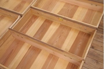3段重ね桐箪笥をの中下段を重ね箪笥にリメイク!下段の一番下の引き出しは取り除いてリサイズ。天板を補強し、オーク系で着色仕上げ。