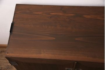 3段重ね桐箪笥をの中下段を重ね箪笥にリメイク!下段の一番下の引き出しは取り除いてリサイズ。天板を補強し、オーク系で着色仕上げ。
