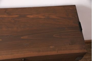 3段重ね桐箪笥をの中下段を重ね箪笥にリメイク!下段の一番下の引き出しは取り除いてリサイズ。天板を補強し、オーク系で着色仕上げ。