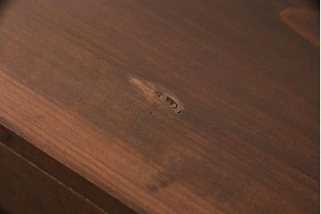 3段重ね桐箪笥をの中下段を重ね箪笥にリメイク!下段の一番下の引き出しは取り除いてリサイズ。天板を補強し、オーク系で着色仕上げ。