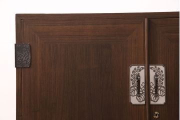 3段重ね桐箪笥をの中下段を重ね箪笥にリメイク!下段の一番下の引き出しは取り除いてリサイズ。天板を補強し、オーク系で着色仕上げ。