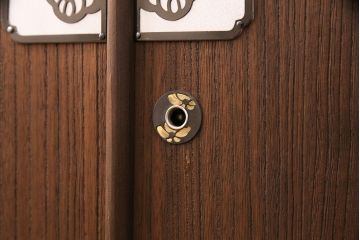 3段重ね桐箪笥をの中下段を重ね箪笥にリメイク!下段の一番下の引き出しは取り除いてリサイズ。天板を補強し、オーク系で着色仕上げ。