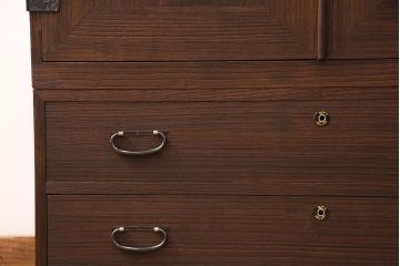 3段重ね桐箪笥をの中下段を重ね箪笥にリメイク!下段の一番下の引き出しは取り除いてリサイズ。天板を補強し、オーク系で着色仕上げ。