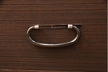 3段重ね桐箪笥をの中下段を重ね箪笥にリメイク!下段の一番下の引き出しは取り除いてリサイズ。天板を補強し、オーク系で着色仕上げ。
