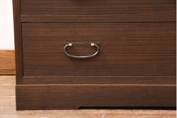 3段重ね桐箪笥をの中下段を重ね箪笥にリメイク!下段の一番下の引き出しは取り除いてリサイズ。天板を補強し、オーク系で着色仕上げ。