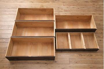 桐箪笥を綺麗に再生!背面と台輪を新しいものに取り替え、引き出し前板はパテで穴埋め。チェスナット系の着色仕上げ。