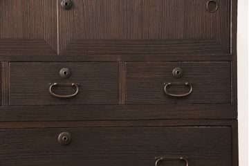 桐箪笥を綺麗に再生!背面と台輪を新しいものに取り替え、引き出し前板はパテで穴埋め。チェスナット系の着色仕上げ。