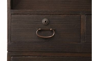 桐箪笥を綺麗に再生!背面と台輪を新しいものに取り替え、引き出し前板はパテで穴埋め。チェスナット系の着色仕上げ。